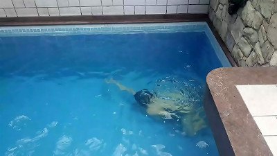 Esposa curtindo piscina e sexo com Liu Gang (produ&ccedil;&atilde;o by Mundo Corno)